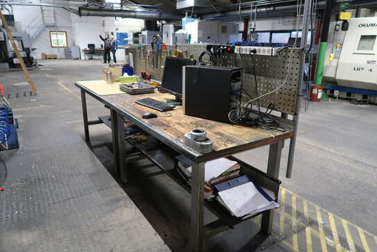 Dobbelt arbejdsbord med værktøjstavle og div. Værktøj