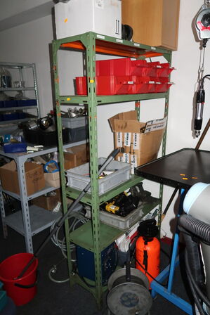 Reol med div. Værktøj (noget kan være defekt)