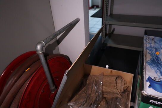 Opbevaringskasse med indhold