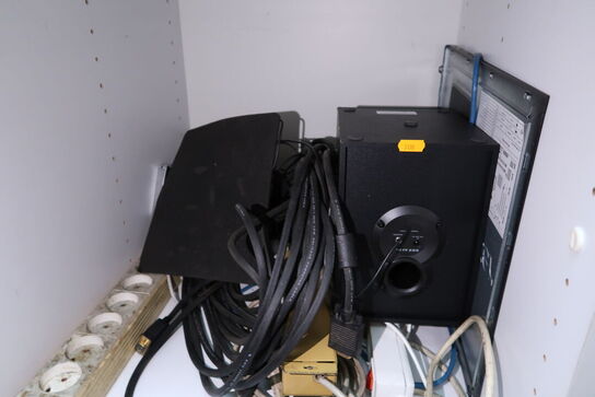 Div. Elektronik i skabe, bl.a. højtalere m.m.