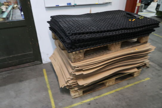 Palle med gummimåtter m.m.