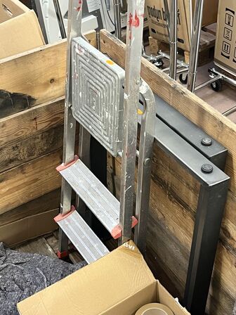 1 sæt  Bordben af stål, trappestige, 1 ks. Taperuller