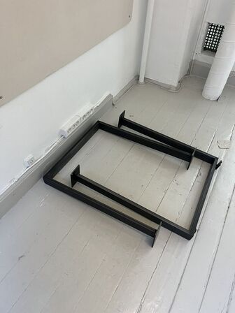 1 sæt  Bordben af stål, trappestige, 1 ks. Taperuller