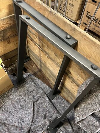 1 sæt  Bordben af stål, trappestige, 1 ks. Taperuller