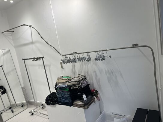 Væg Tøjbøjle  3,6 Meter + metal bøjler