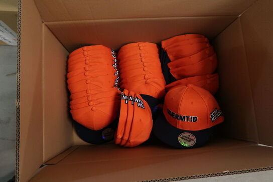 Div. Papkasser med merchandise bl.a. kasketter, tøj m.m.