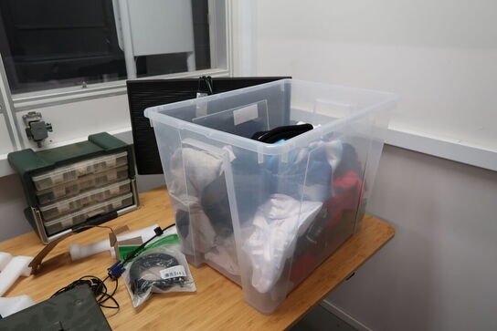 Div. Elektronik, højtalere, skrivebord, merchandise m.m.