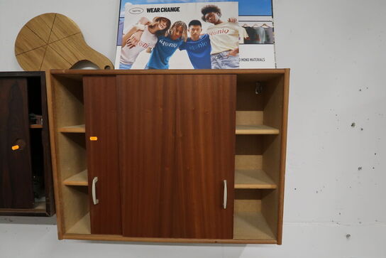 2 stk. vægskabe med div. Værktøj m.m.