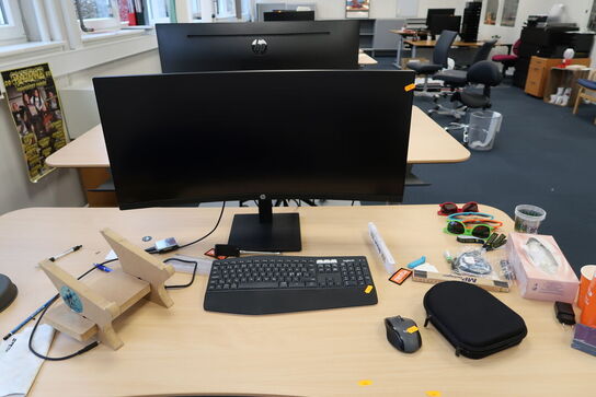 Computerskærm HP P34hc G4 med tastatur og mus