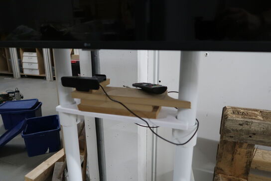 Fjernsyn LG på stativ med konferencekamera