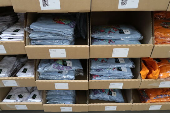 Div. Papkasser med Merchandise bl.a. tøj, huer, penalhuse, tasker m.m.