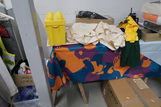 Stole, borde, tøjstativer med div. Tøj m.m.