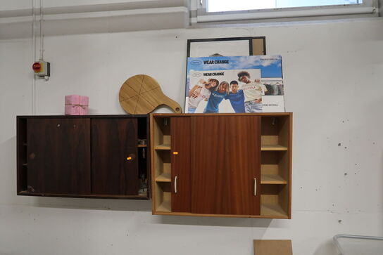 2 stk. vægskabe med div. Værktøj m.m.