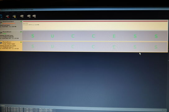 Computerskærm, computer, tastatur, mus m.m.