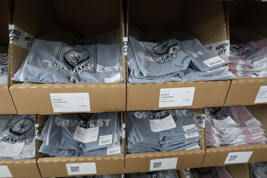 Div. Papkasser med Merchandise bl.a. tøj m.m.