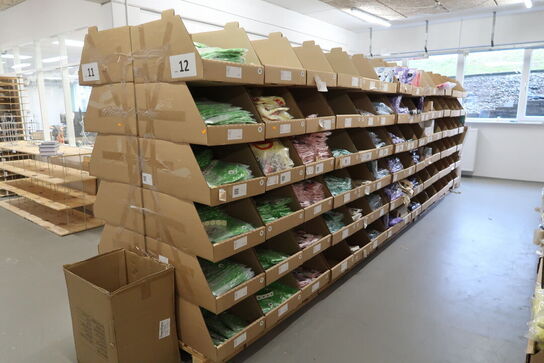 Div. Papkasser med Merchandise bl.a. tøj, huer, penalhuse, tasker m.m.