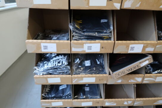 Div. Papkasser med merchandise bl.a. tøj m.m.