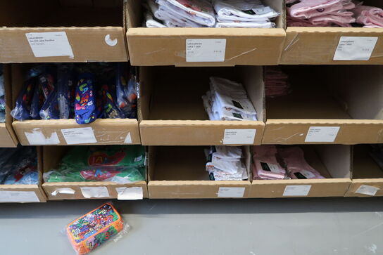 Div. Papkasser med Merchandise bl.a. tøj, huer, penalhuse, tasker m.m.