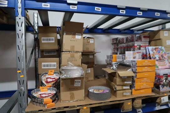 7 stk. paller med div. Merchandise, bl.a. kageforme, bøger, bræddepander m.m.