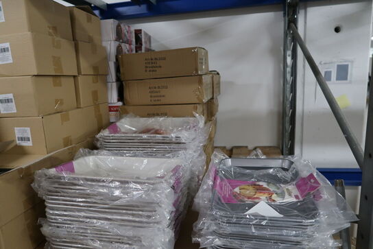 7 stk. paller med div. Merchandise, bl.a. kageforme, bøger, bræddepander m.m.