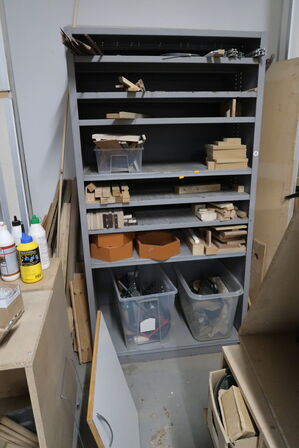 Arbejdsborde/reoler med div. Varelager og værktøj