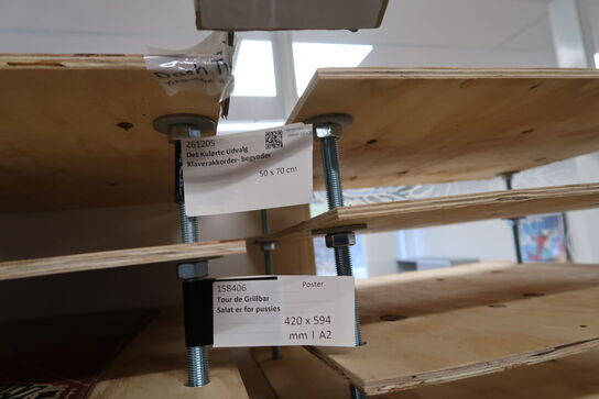 4 stk. stativer/reoler/borde med div. Plakater