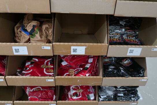 Div. Papkasser med Merchandise bl.a. tøj, kasketter, solbriller m.m.