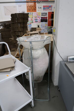 Vogn samt skraldespandsstativ