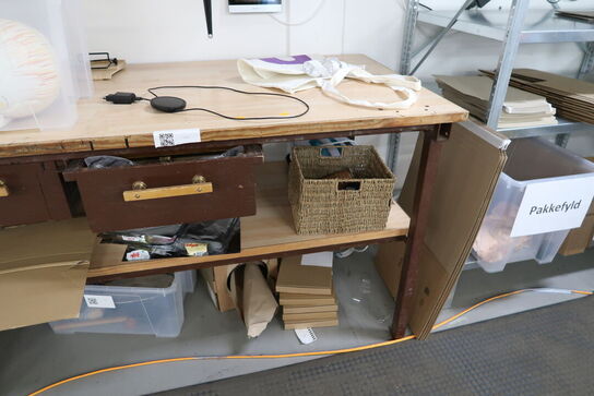 Pakkebord med indhold