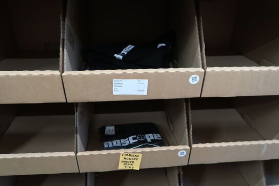 Div. Papkasser med Merchandise bl.a. tasker, tøj, drikkedunke m.m.