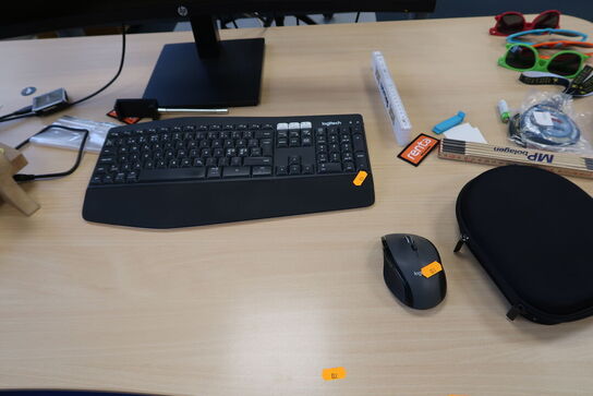 Computerskærm HP P34hc G4 med tastatur og mus