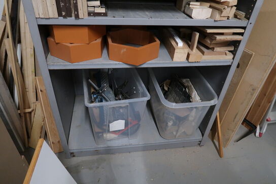 Arbejdsborde/reoler med div. Varelager og værktøj