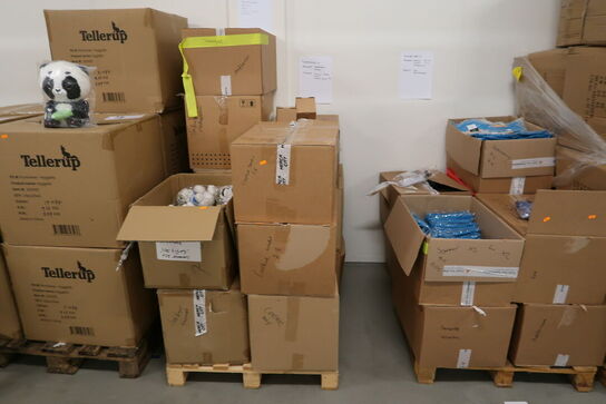 Palle med div. Merchandise bl.a. bamser, tøj, madkasser m.m.