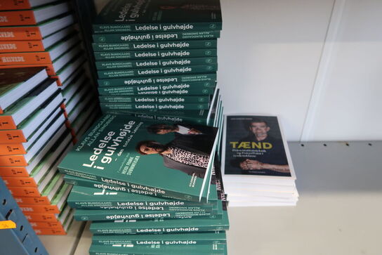 4 fag lagerreoler med div. Bøger