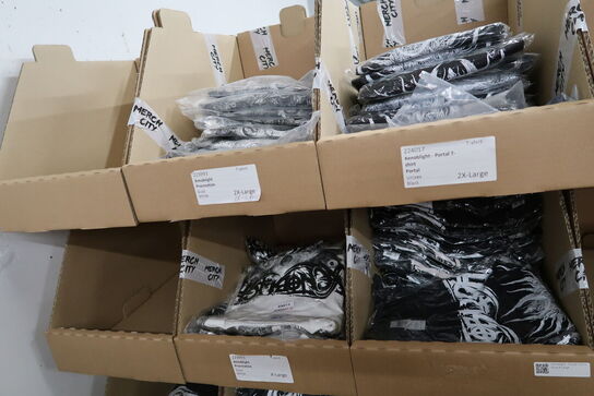 Div. Papkasser med Merchandise bl.a. tøj m.m.