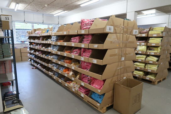 Div. Papkasser med Merchandise bl.a. tøj, huer, penalhuse, tasker m.m.