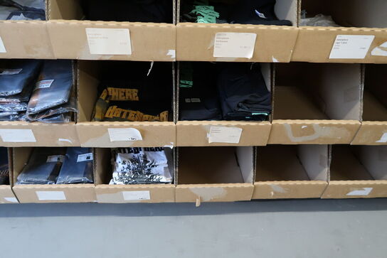 Div. Papkasser med merchandise bl.a. tøj m.m.