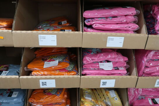 Div. Papkasser med Merchandise bl.a. tøj, huer, penalhuse, tasker m.m.