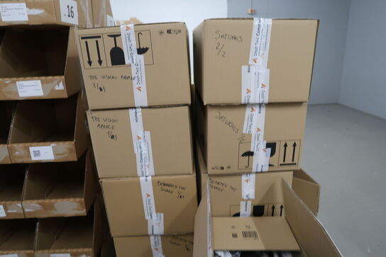 Div. Papkasser med merchandise bl.a. tøj m.m.