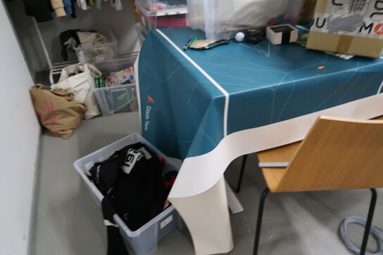 Stole, borde, tøjstativer med div. Tøj m.m.