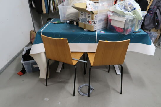 Stole, borde, tøjstativer med div. Tøj m.m.