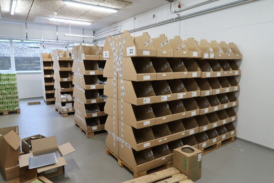 Div. Papkasser med Merchandise bl.a. tøj m.m.