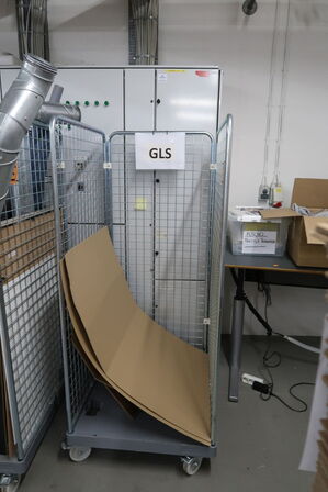 2 stk. opbevaringsvogne med indhold