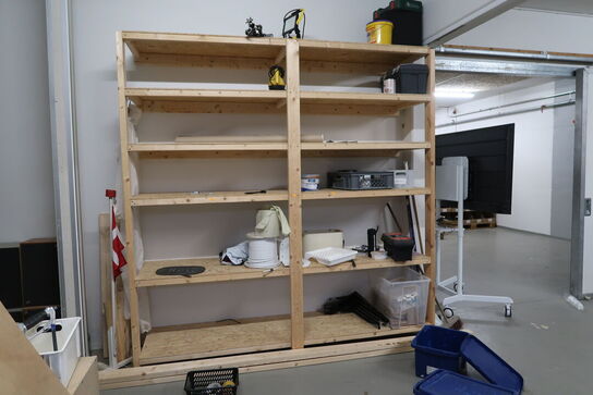 Reol med div. Værktøj og varelager