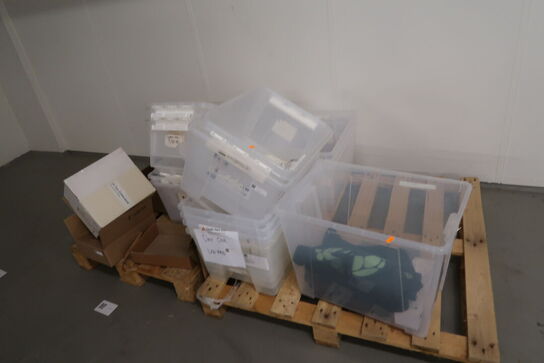 Paller med div. Merchandise, plastikkasser m.m.
