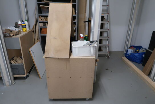 Arbejdsborde/reoler med div. Varelager og værktøj