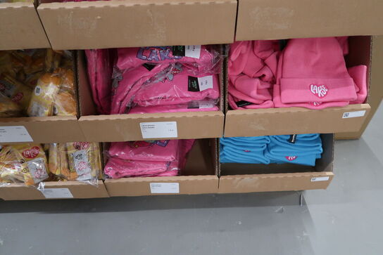 Div. Papkasser med Merchandise bl.a. tøj, huer, penalhuse, tasker m.m.