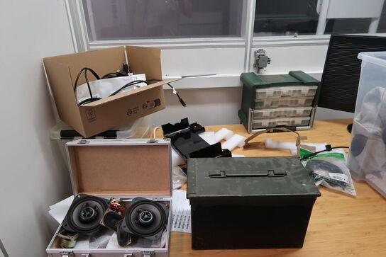 Div. Elektronik, højtalere, skrivebord, merchandise m.m.