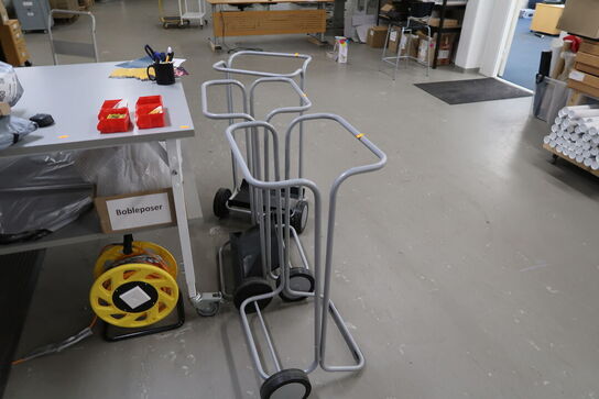 3 stk. skraldespandsstativer samt pakkebord med indhold