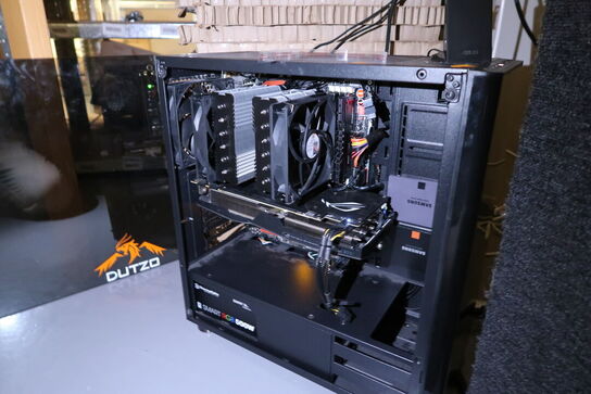 Computerskærm, computer, tastatur, mus m.m.